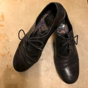 Size 8.5 Born Oxfords Black